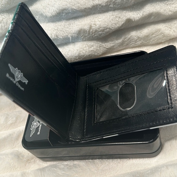 NWT Buckle Down Bi-Fold Wallet with Credit Cards, ID and Bill Slots. - Picture 3 of 10
